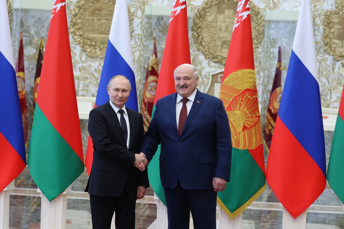 Лукашенко: на международной арене Россия стоит на страже национальных интересов
