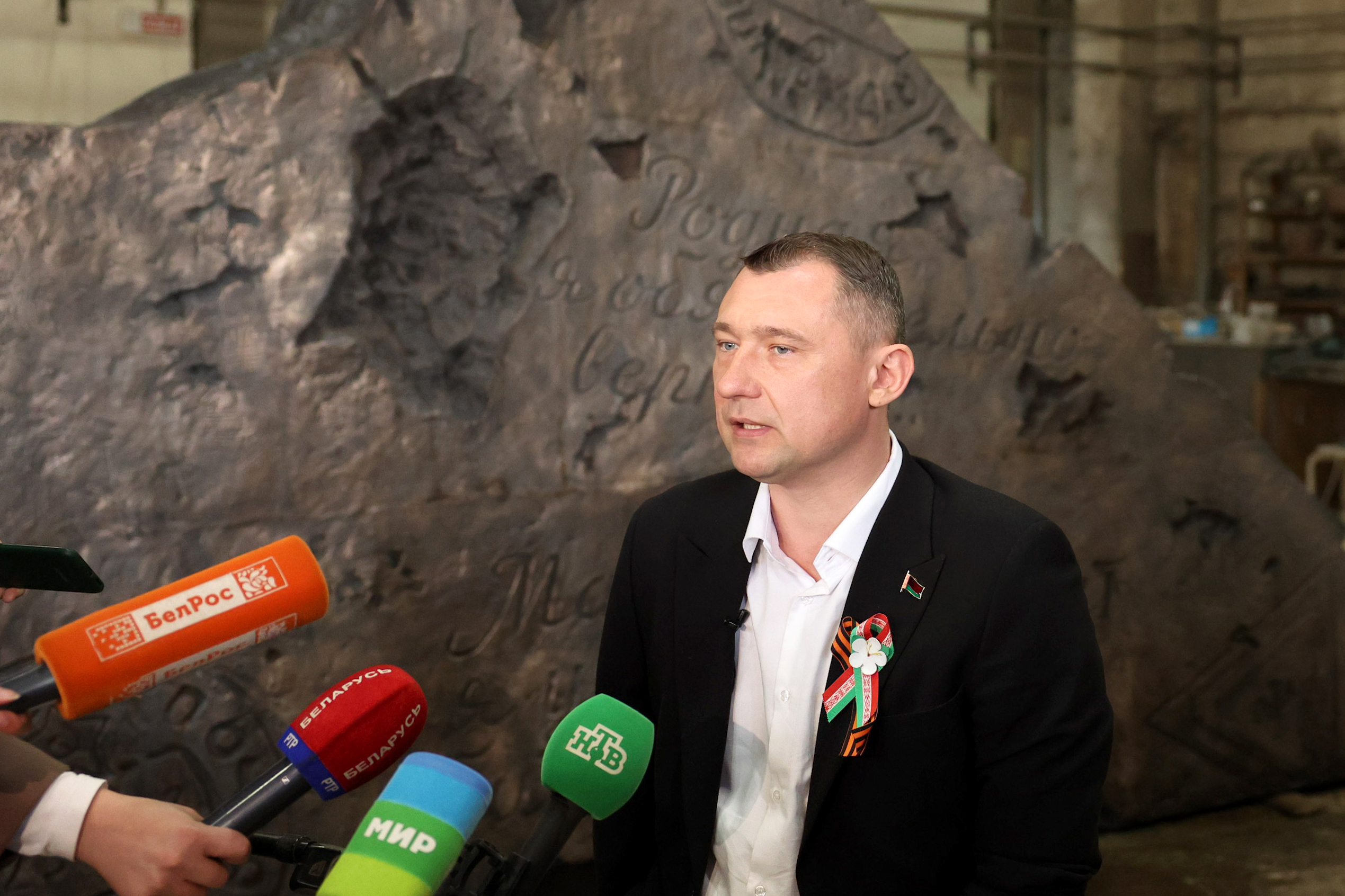 Памятник "Живая память благодарных поколений" отправили из Минска в Москву