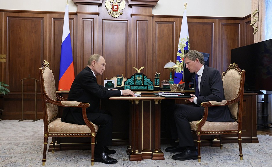 Путин провел рабочую встречу с руководителем Федеральной налоговой службы