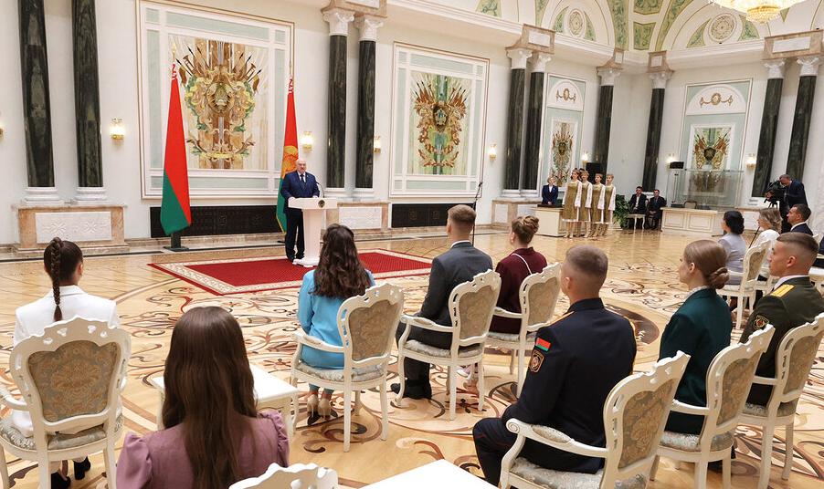 Лукашенко - выпускникам вузов: вы - символ будущего, будущего родной Беларуси
