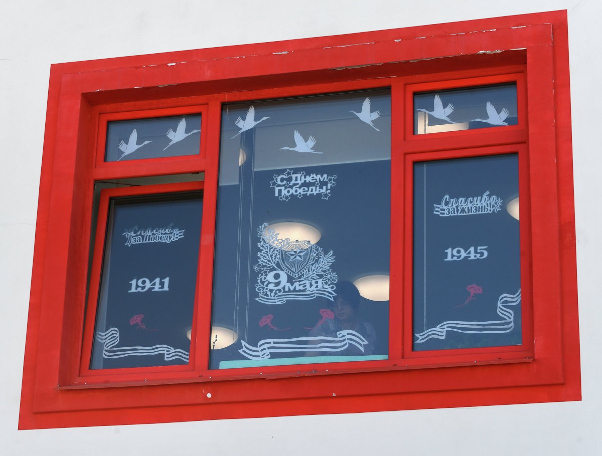 Вся Россия украшает окна к 9 мая: проходит акция "Окна Победы" 