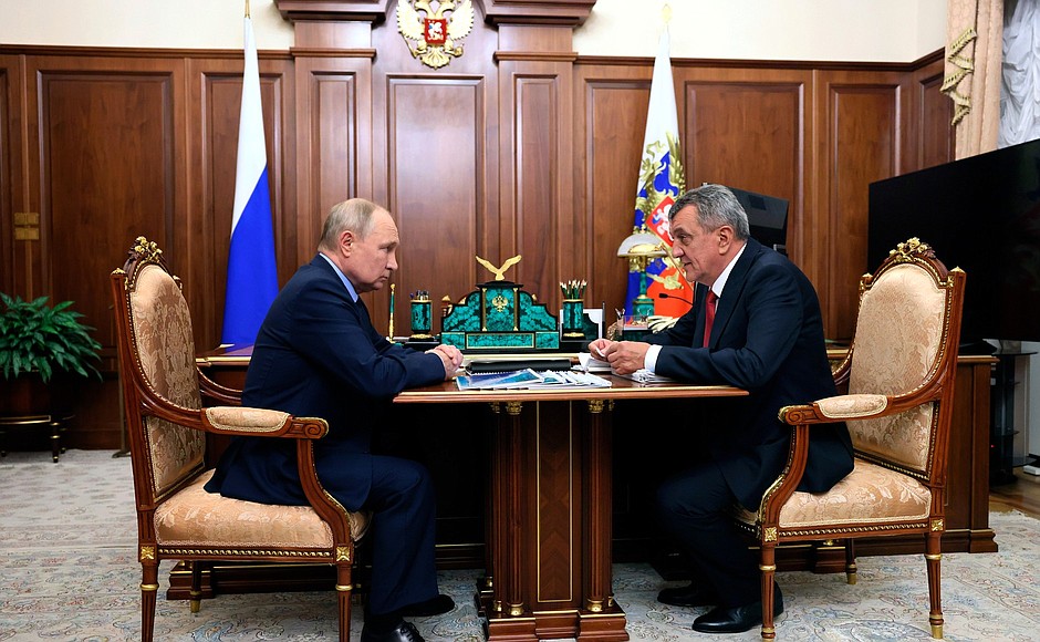 Владимир Путин попросил Сергея Меняйло сохранить внимание к теме поддержки СВО: это важнейшая тема для нас, для страны