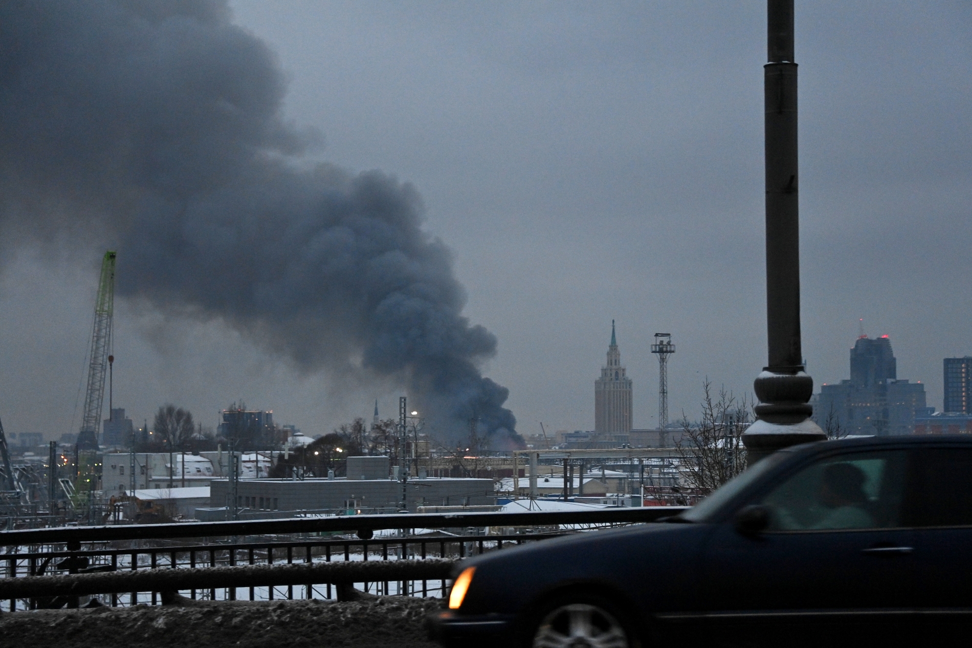 Пожар вспыхнул вчера днем в кирпичном цветочном складе на Комсомольской площади в центре Москвы
