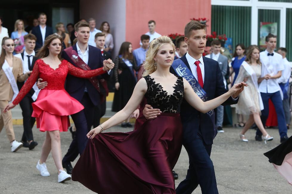 Выпускные вечера в школах Беларуси пройдут 10 июня, а в России  - 25 июня