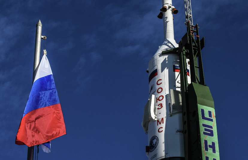 Корабль "Союз МС-19" с первым в мире киноэкипажем пристыковался к МКС
