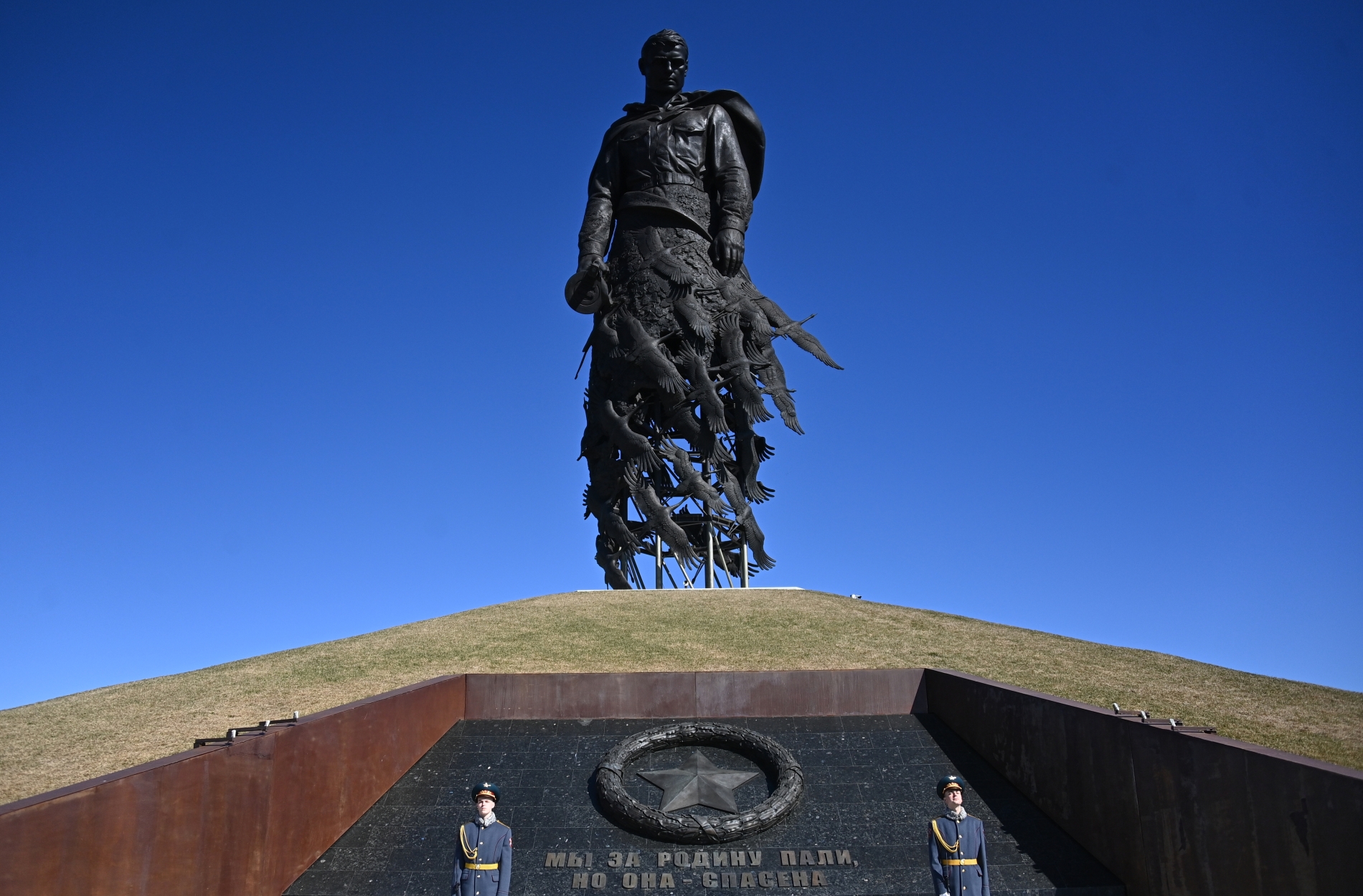 У подножия Ржевского мемориала развернули 300-метровую георгиевскую ленту
