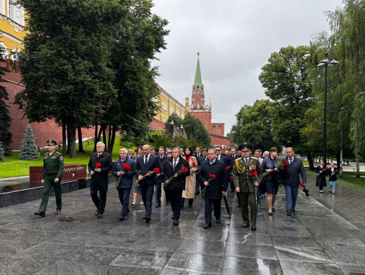 Глазьев возложил цветы к Вечному огню у Кремля ко Дню Независимости Беларуси