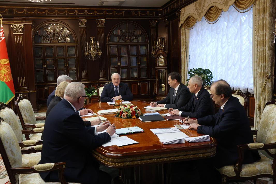 Лукашенко призвал помочь парламенту в переходный период от одного созыва к другому