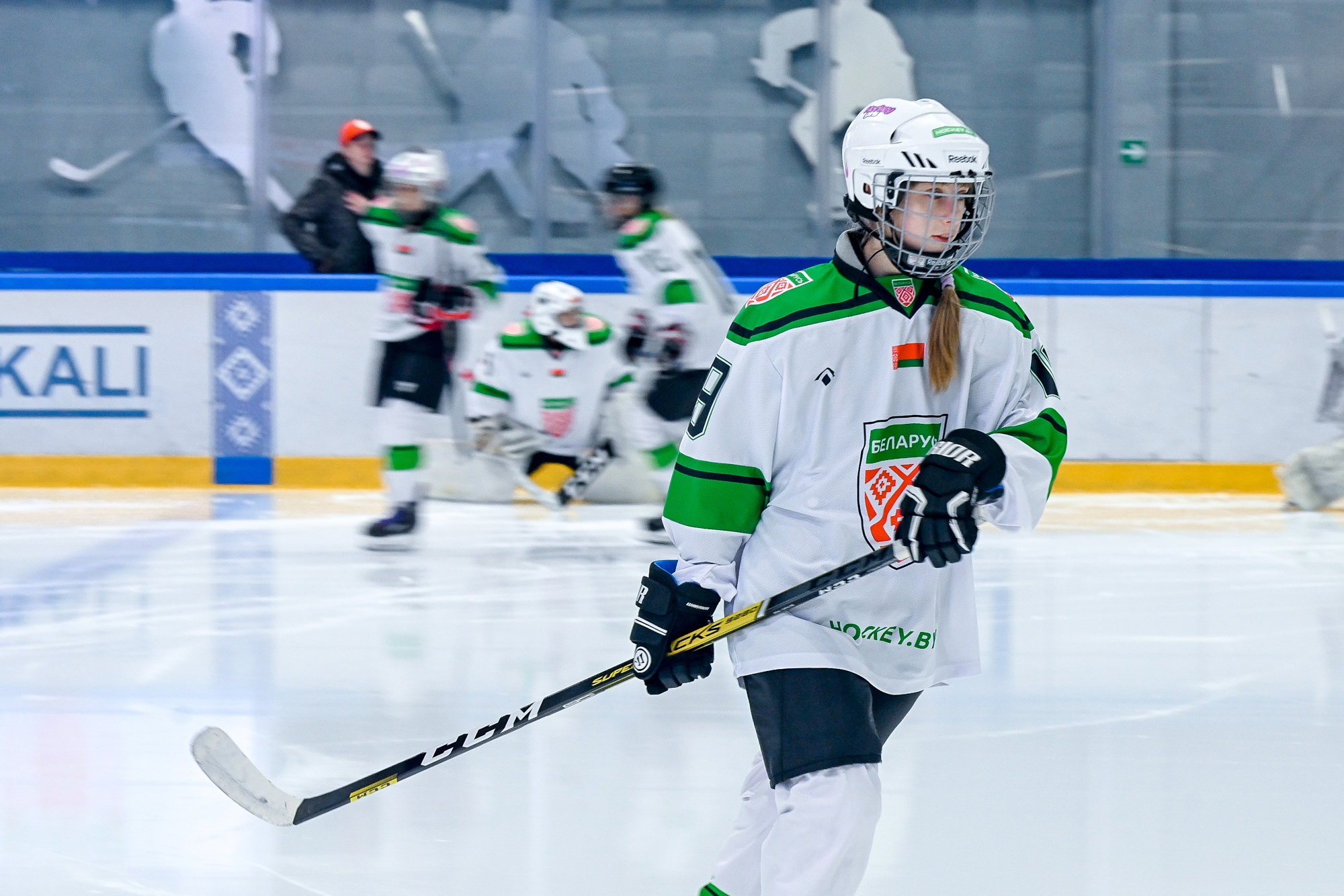 В Беларуси на льду столичной «Олимпик-Арены» проходит первый женский турнир по хоккею