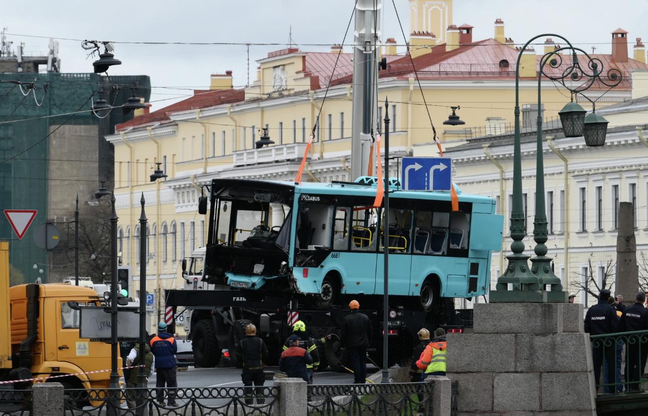 Число жертв ДТП с автобусом в Петербурге выросло до семи человек, пятеро пострадавших находятся в больнице