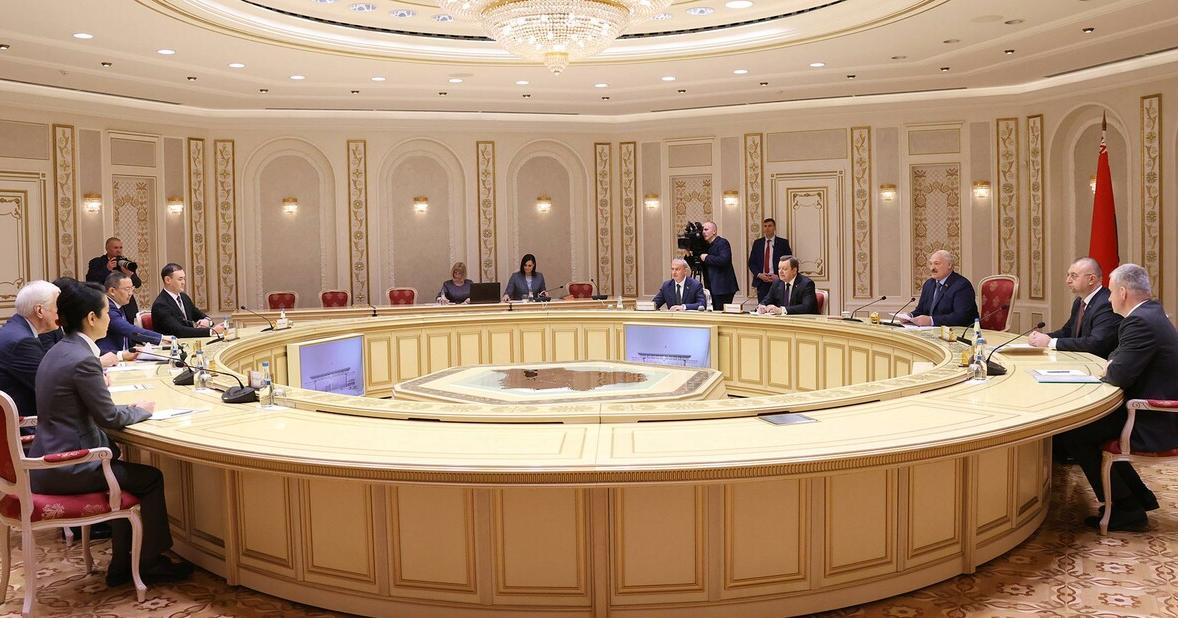 Президент Беларуси - главе Республики Калмыкия: настоящий экономический прорыв у нас впереди 