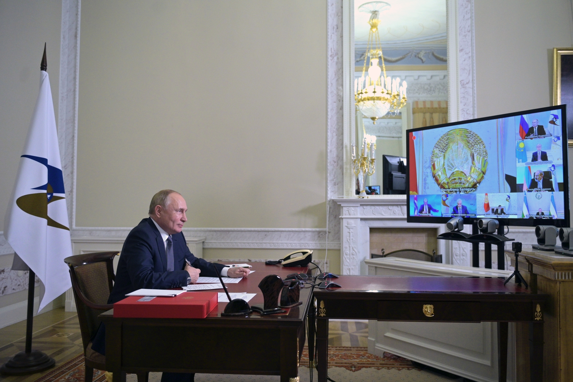 Владимир Путин назвал санкции против стран ЕАЭС способом подрыва законных правительств