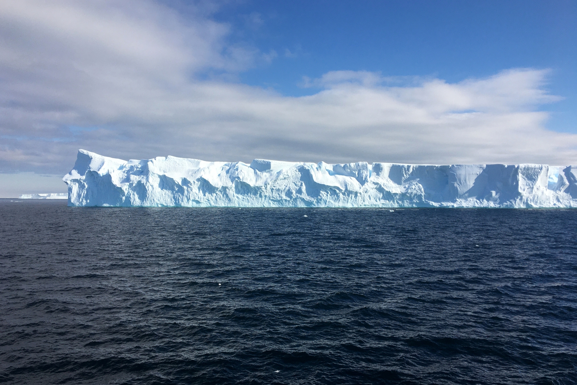 Российские ученые извлекли из глубин Антарктиды древнее минеральное включение