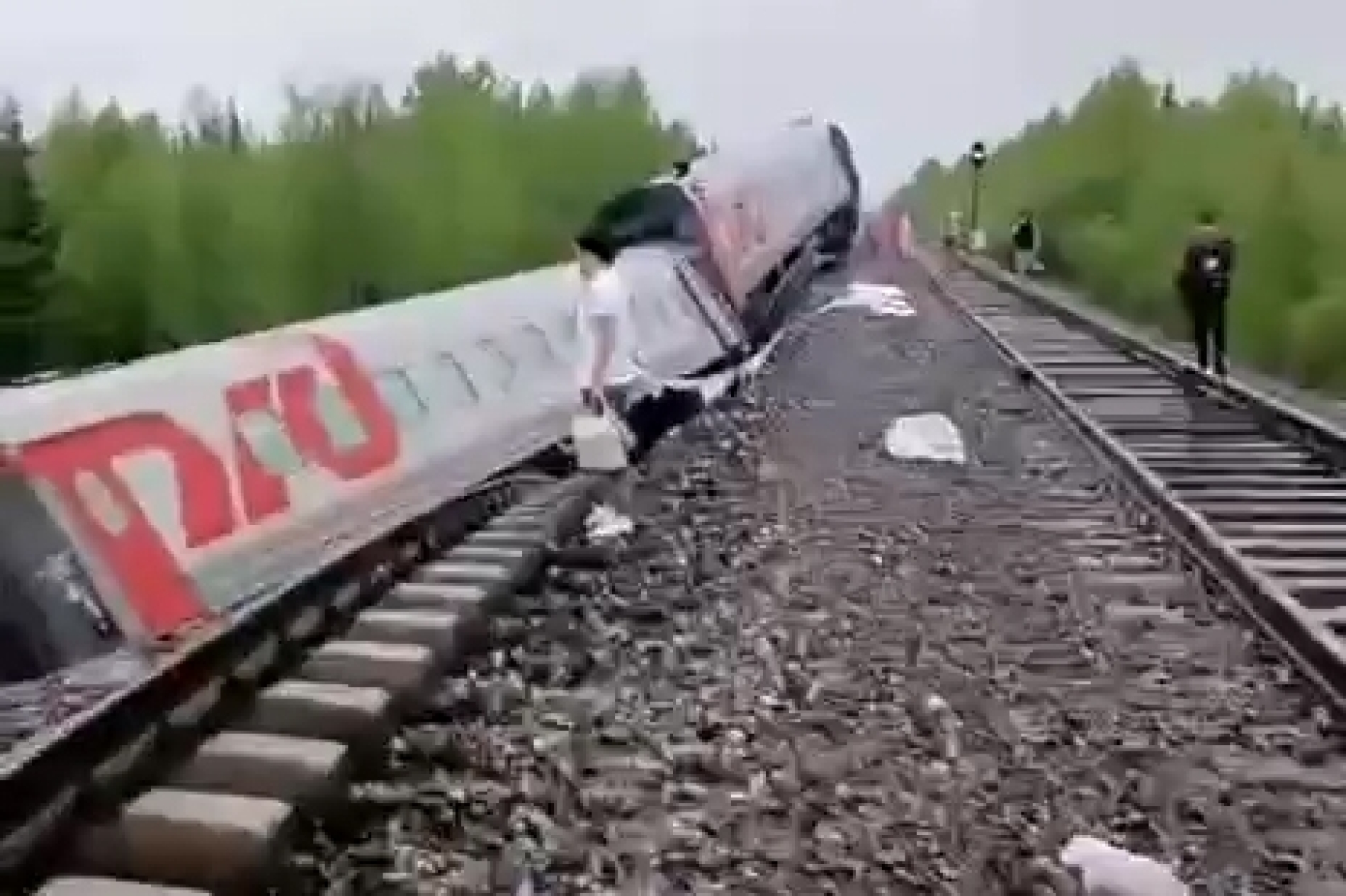 В Коми девять вагонов пассажирского поезда сошли с рельсов