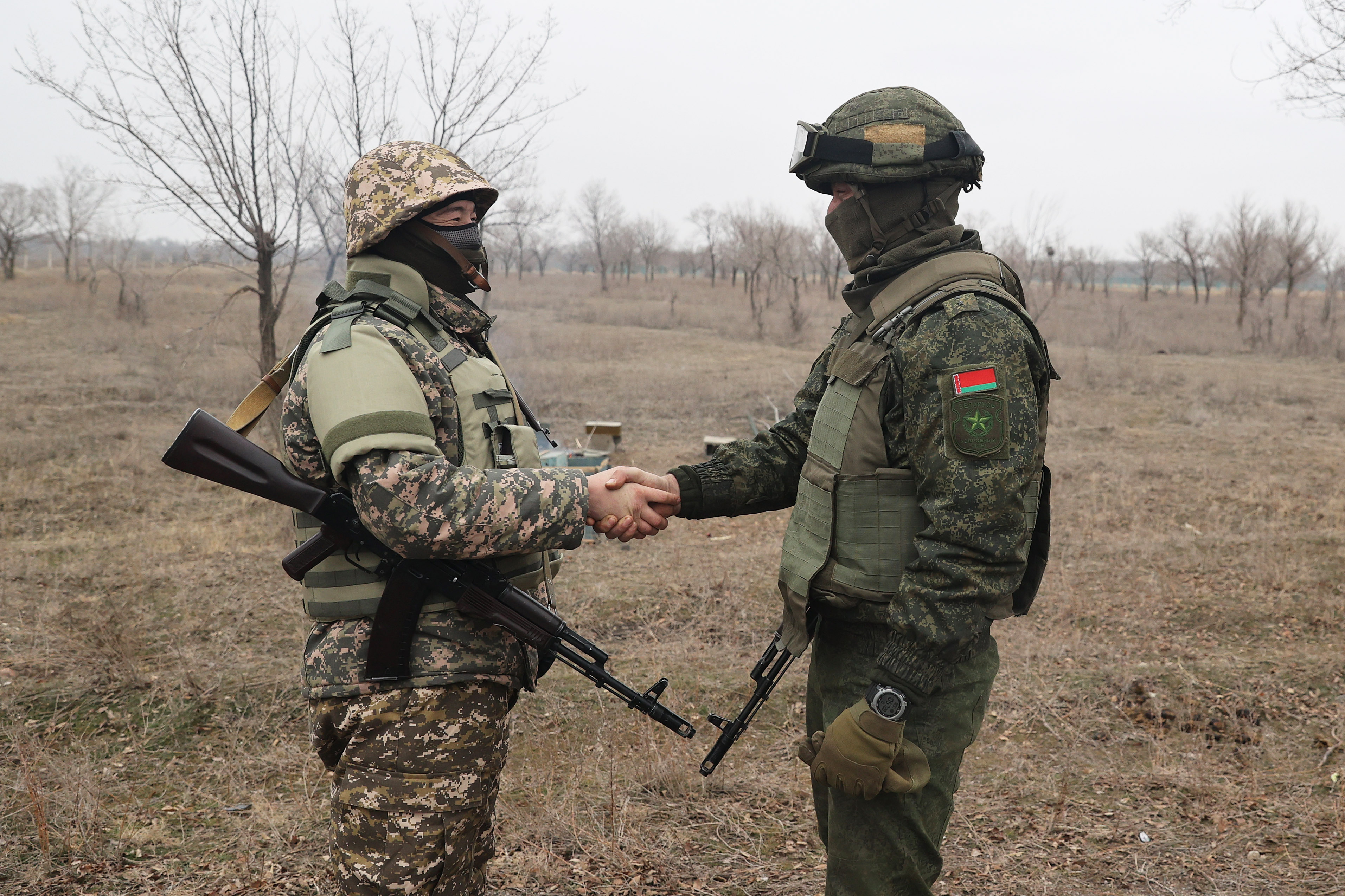 Миротворцы ОДКБ начали передавать охраняемые соцобъекты казахстанским силовикам
