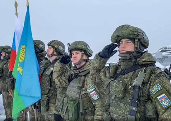 На аэродроме под Иваново прошла церемония встречи российских десантников-миротворцев из Казахстана