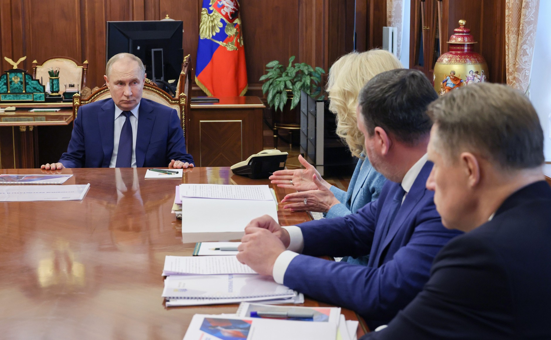 Путин провел совещание по социальным вопросам