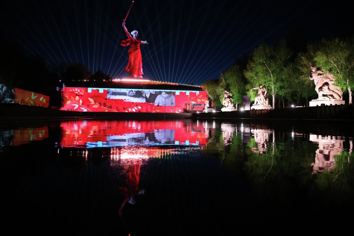 Свет Великой Победы: в Волгограде прошло грандиозное лазерное шоу