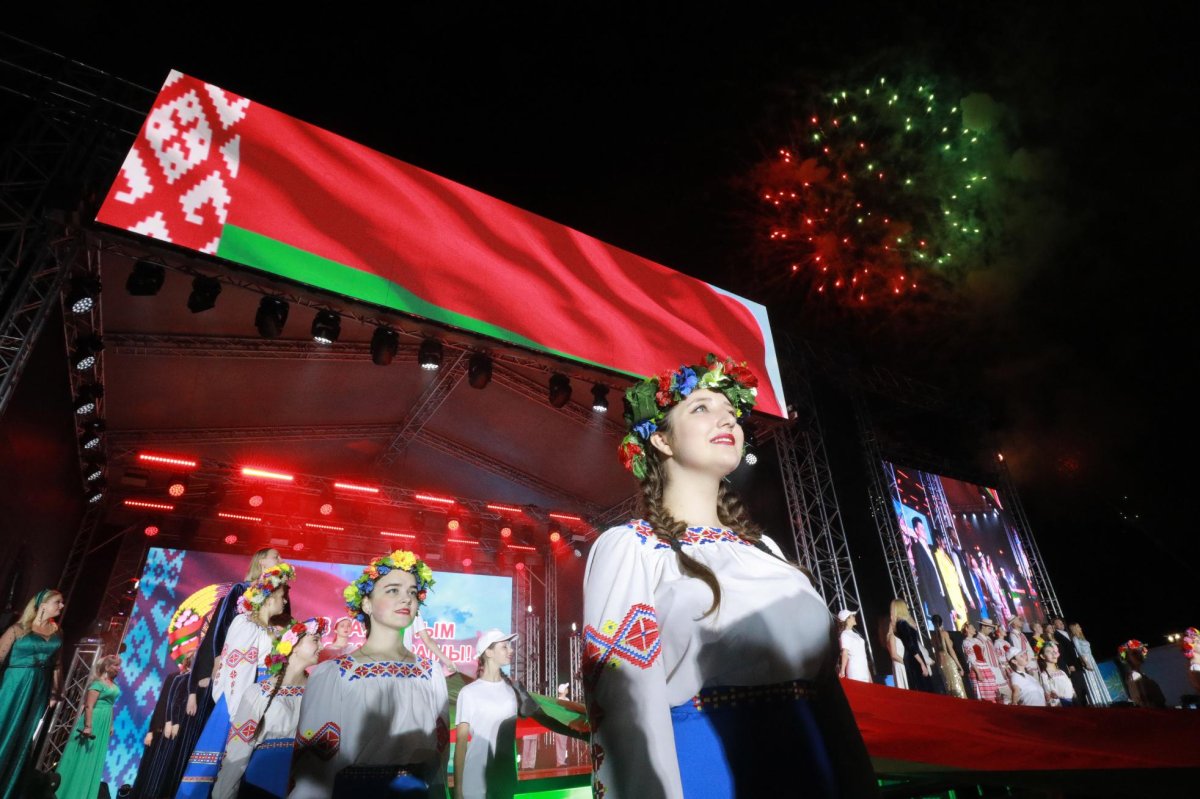 Белорусы и россияне празднуют вместе 80-летие освобождения Минска