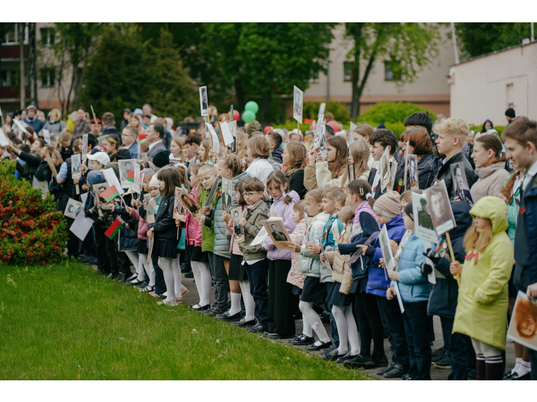 В Минске школьники приняли участие в акции "Бессмертный полк"