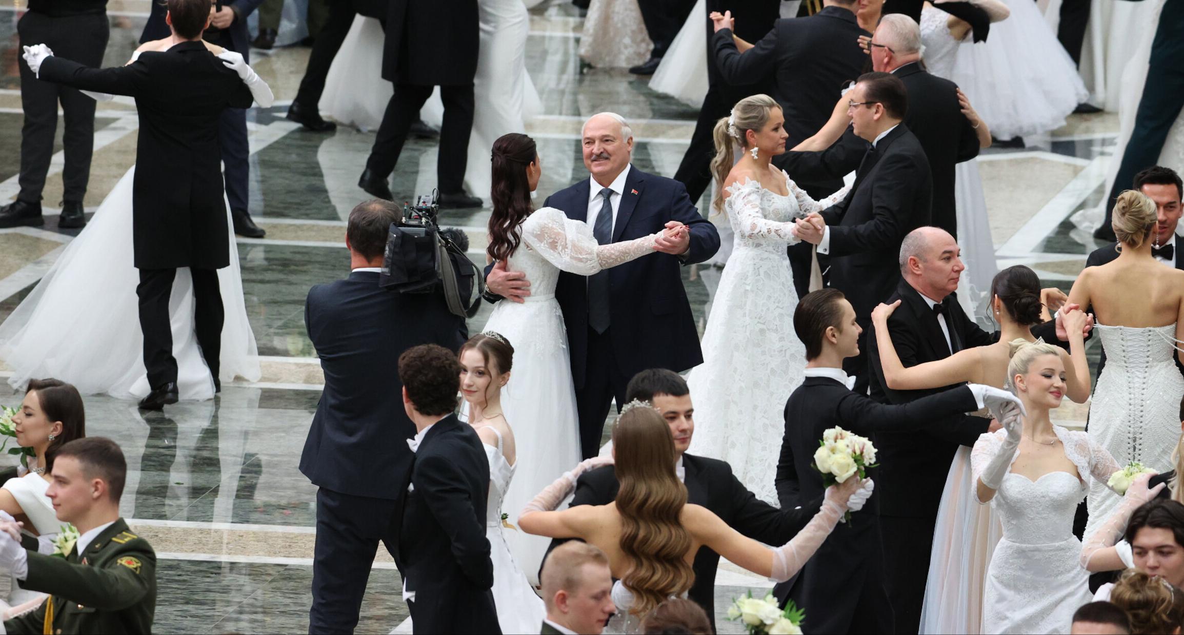 Лукашенко  принял участие в Новогоднем балу для молодежи 