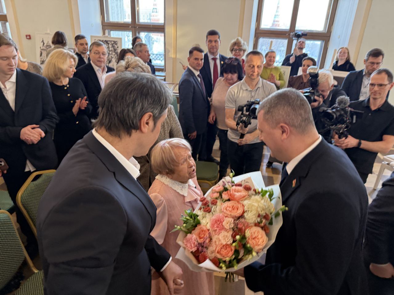 Александра Пахмутова лично передала на вечное хранение семейный архив в фонд Российской государственной библиотеки.