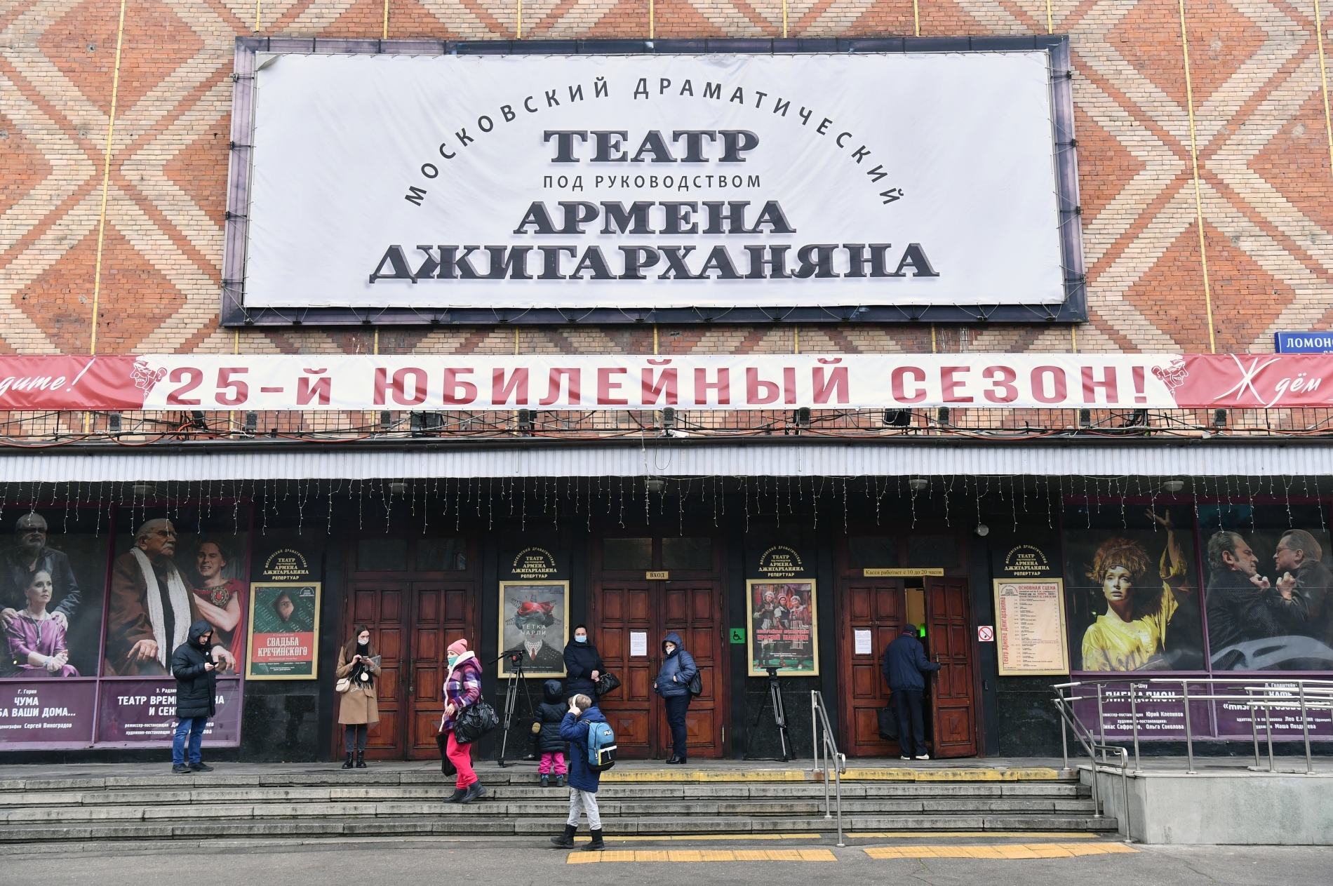 Кто возглавит «именной» театр Джигарханяна?