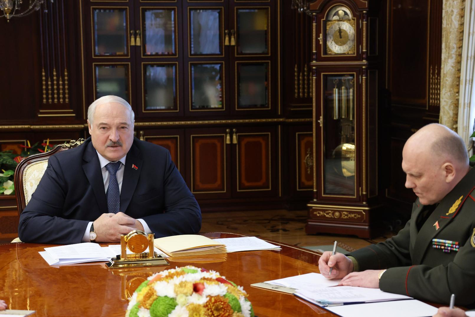 Лукашенко: скрытого мышкования типа крышевания в Беларуси быть не должно 