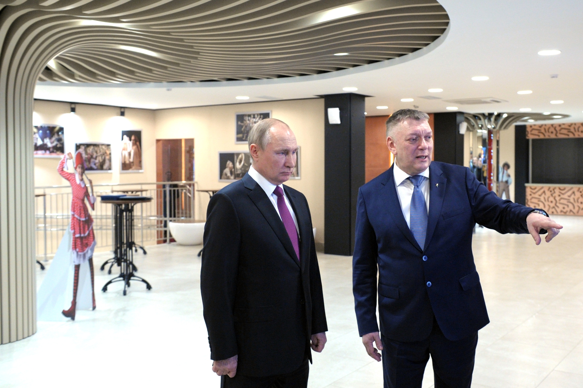Владимир Путин посетил новое здание Детского музыкального театра юного актера