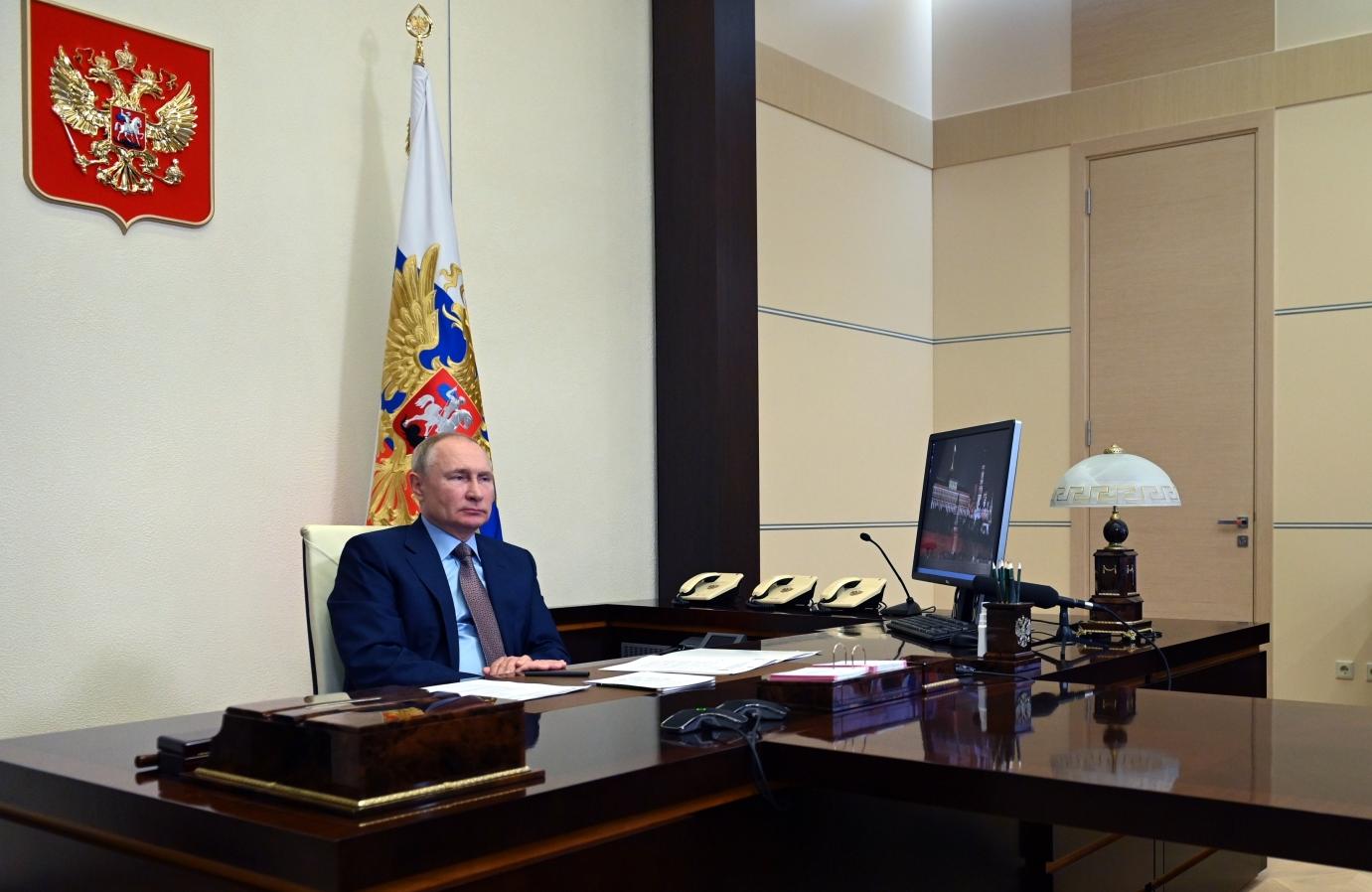 Владимир Путин наградил орденом Мужества полицейского Константина Калинина, который обезвредил напавшего на вуз в Перми