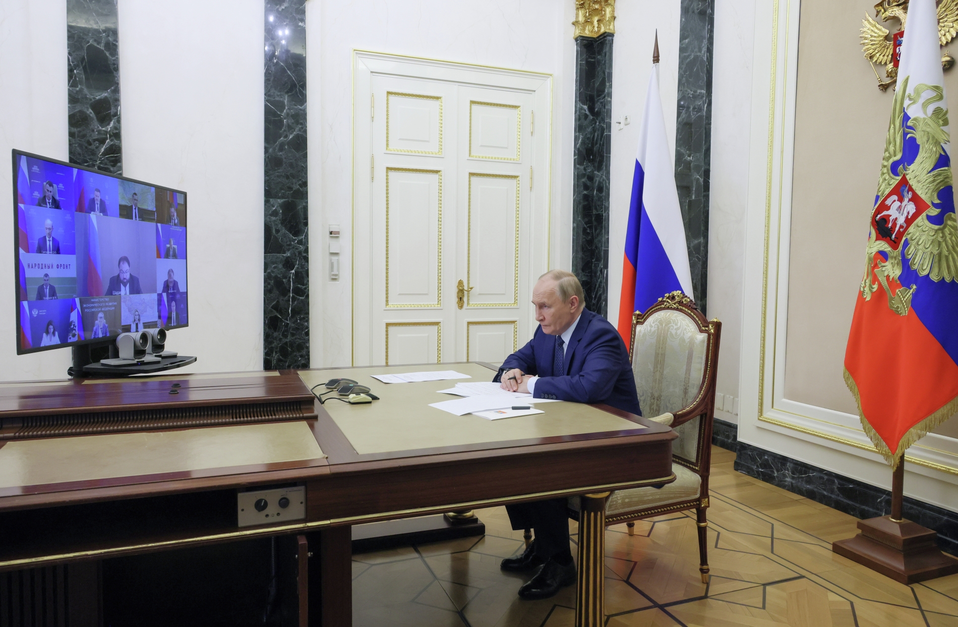 Путин обсудил с кабмином РФ итоги промышленной выставки "Иннопром-2025"