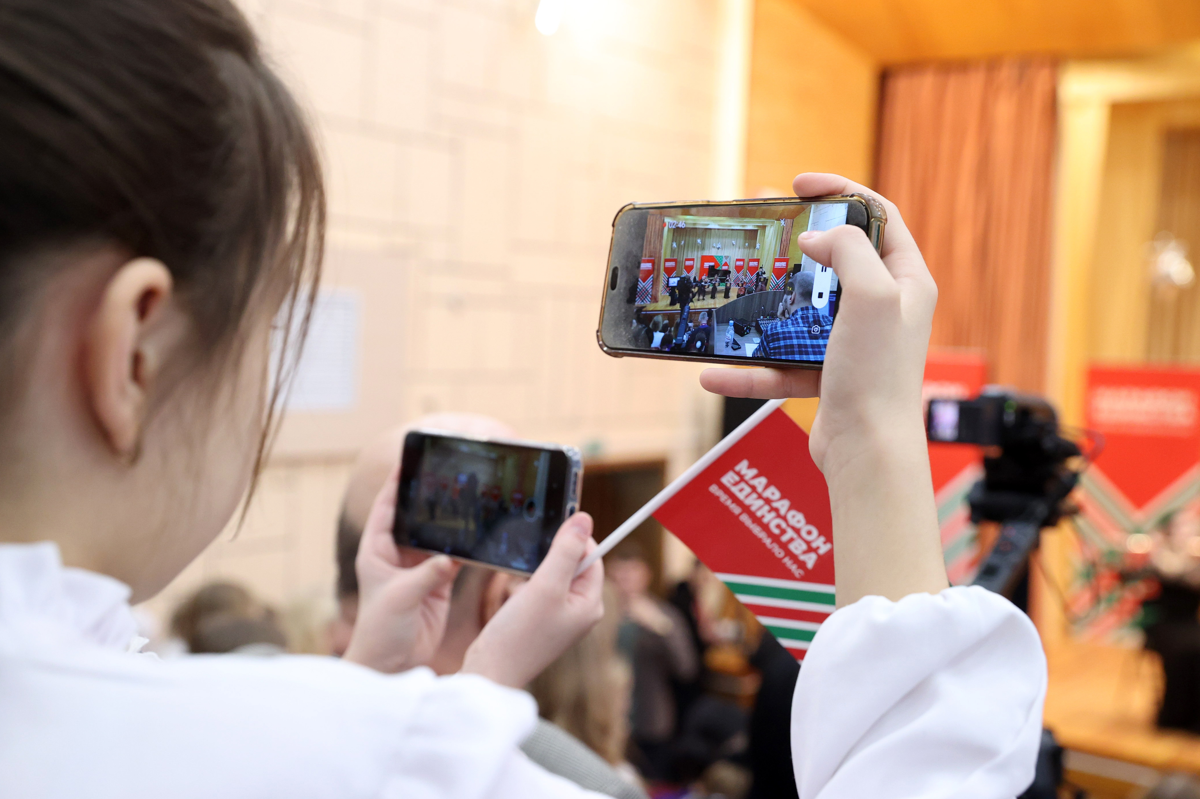 В Беларуси в новом учебном году ученикам запретят использовать телефоны в школе
