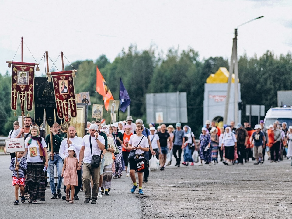 Верующие из Витебска отправилась в крестный ход к Смоленской иконе "Одигитрия"
