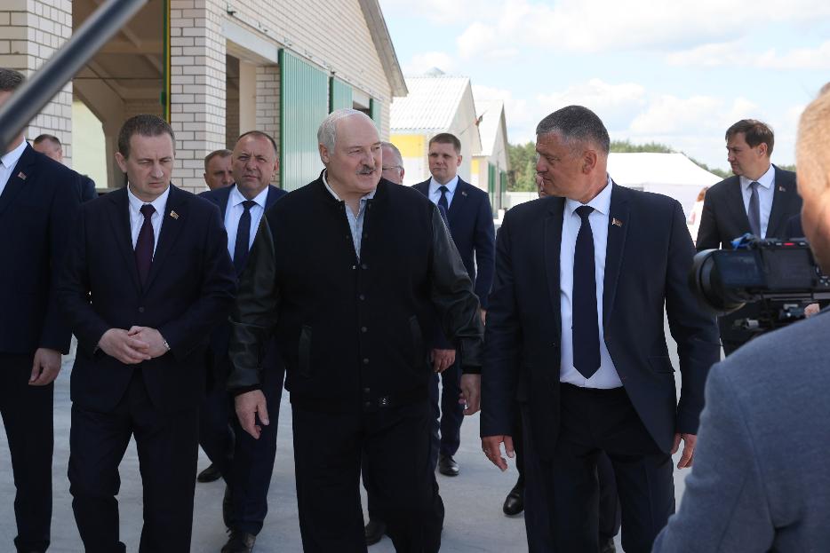 Лукашенко находится с рабочей поездкой в Дзержинском районе Минской области 