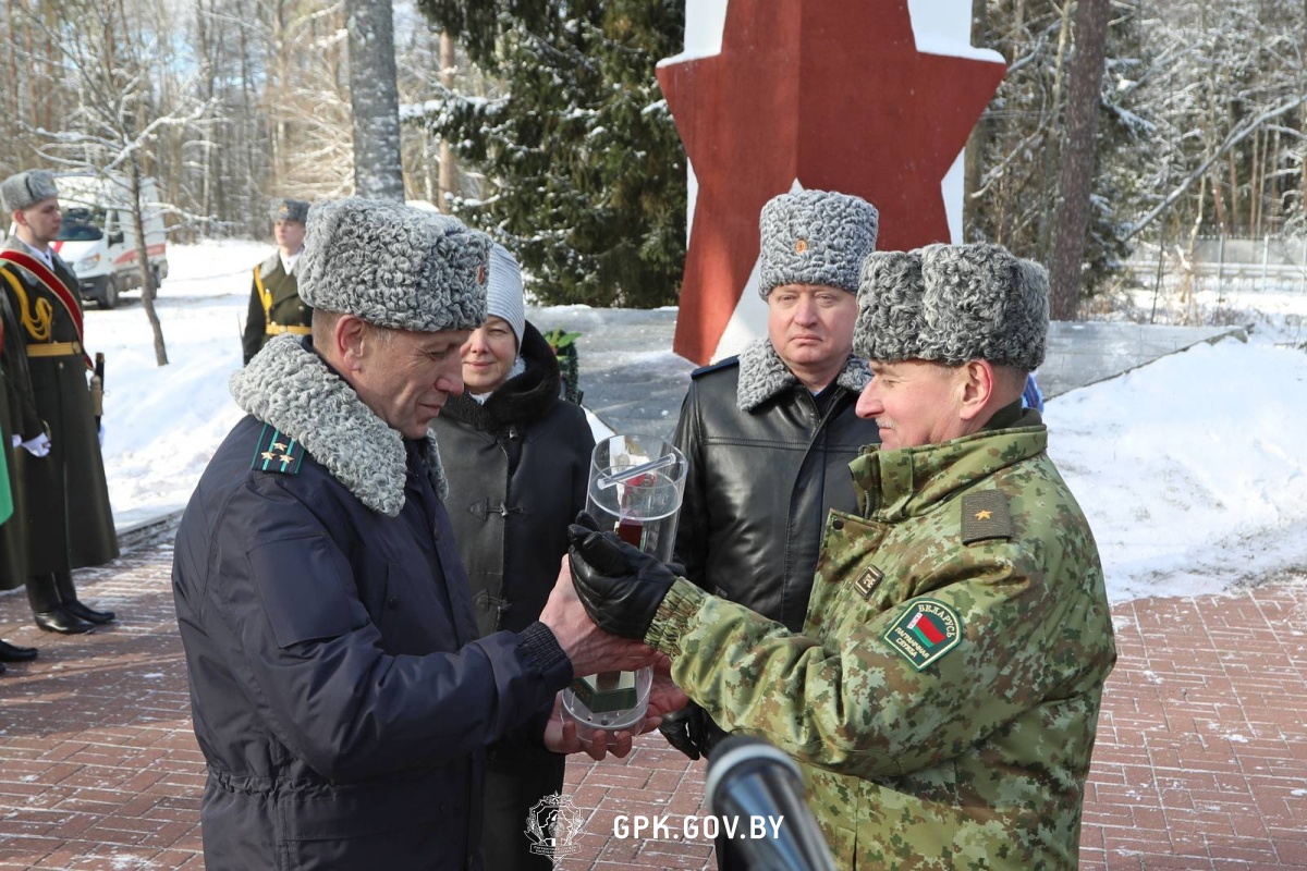 Символ единства: белорусы передали "Эстафету Победы" россиянам