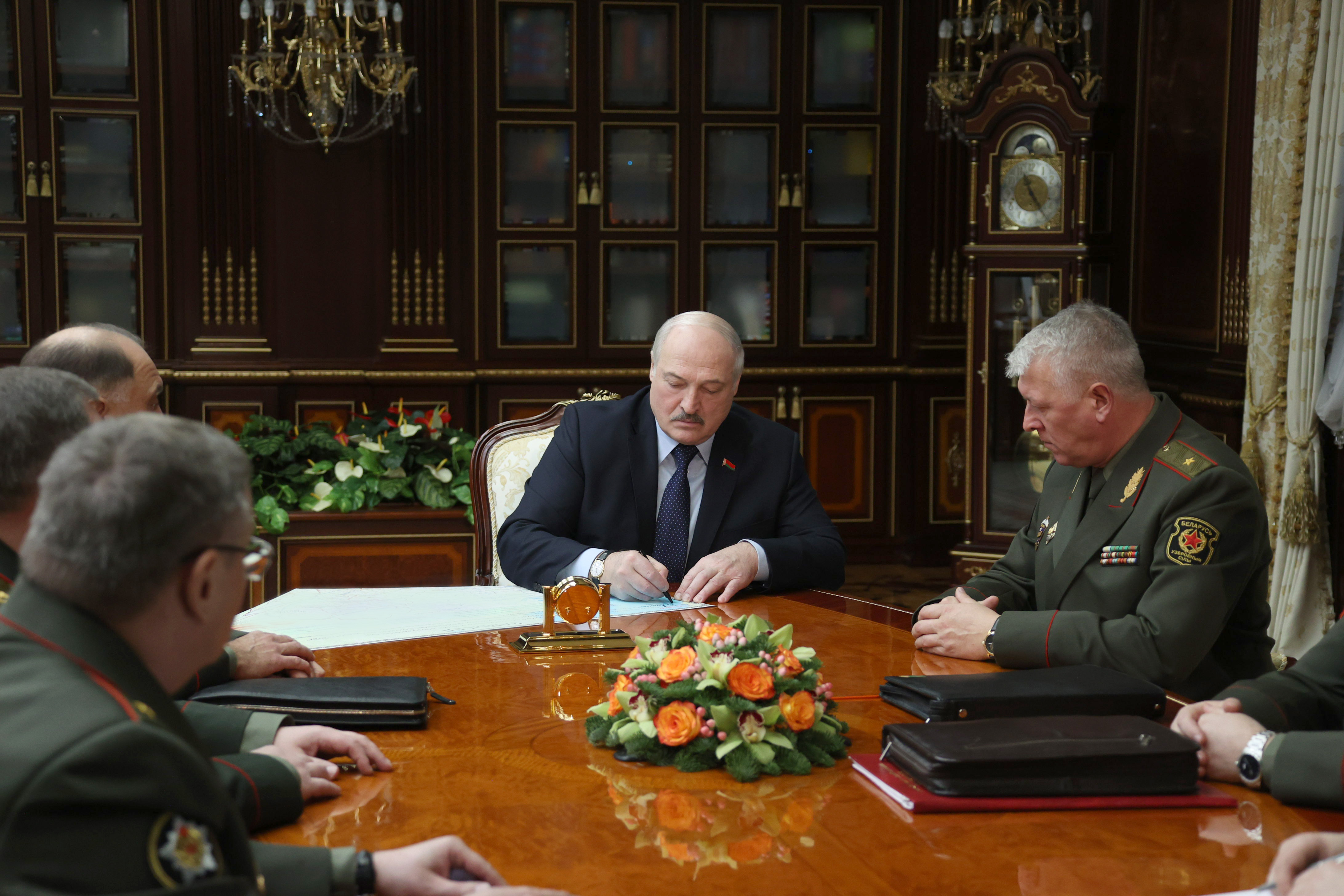 Александр Лукашенко: у границ Беларуси идет наращивание военного контингента Украины