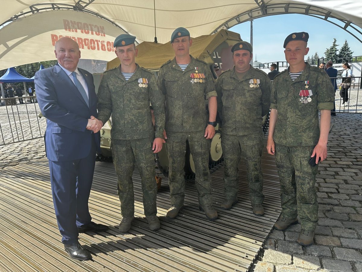 Мезенцев посетил выставку трофейной техники на Поклонной горе