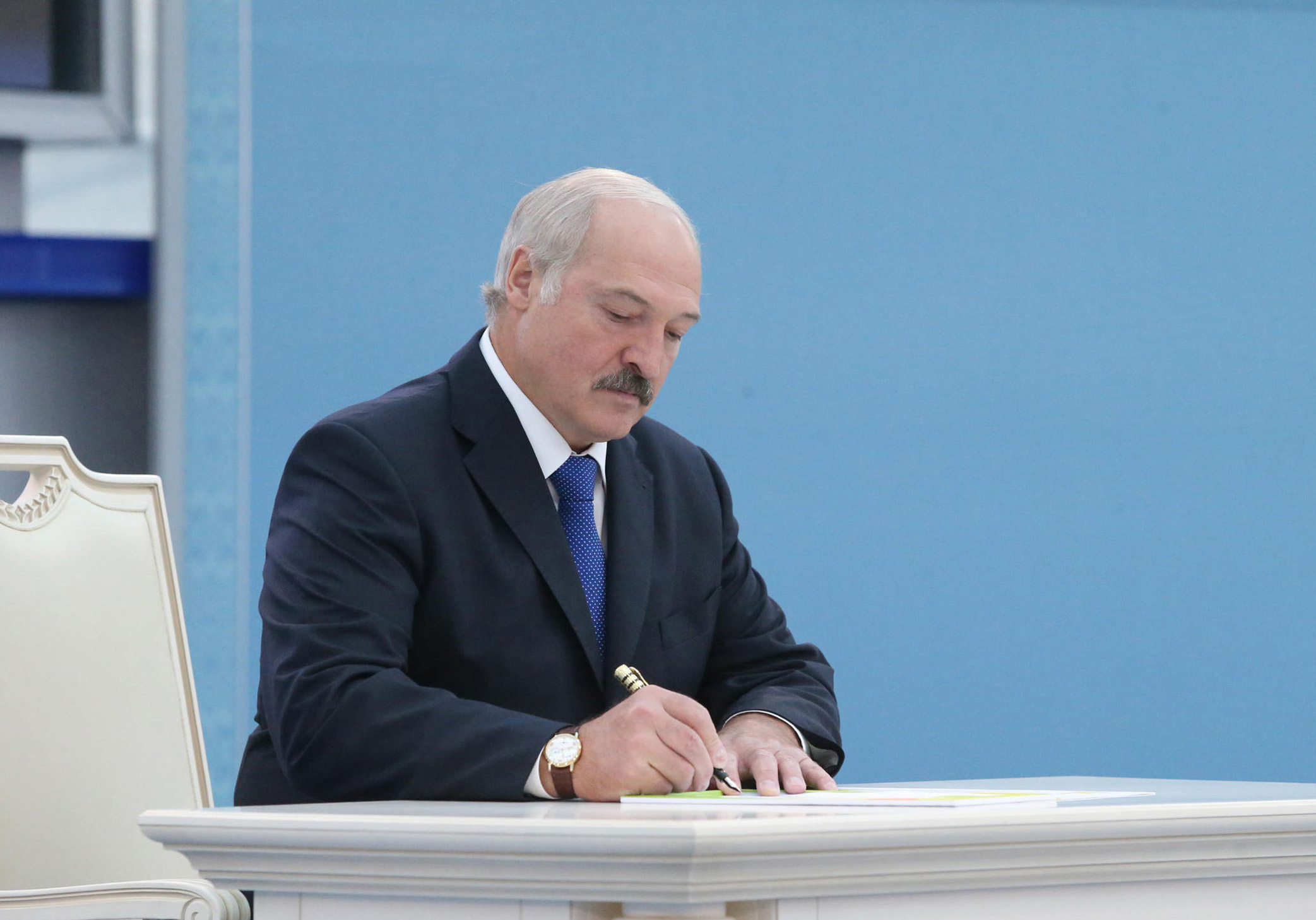 Лукашенко подписал указ о переводе госорганов. Лукашенко подписывает. Лукашенко подписывает указ. Лукашенко фото.