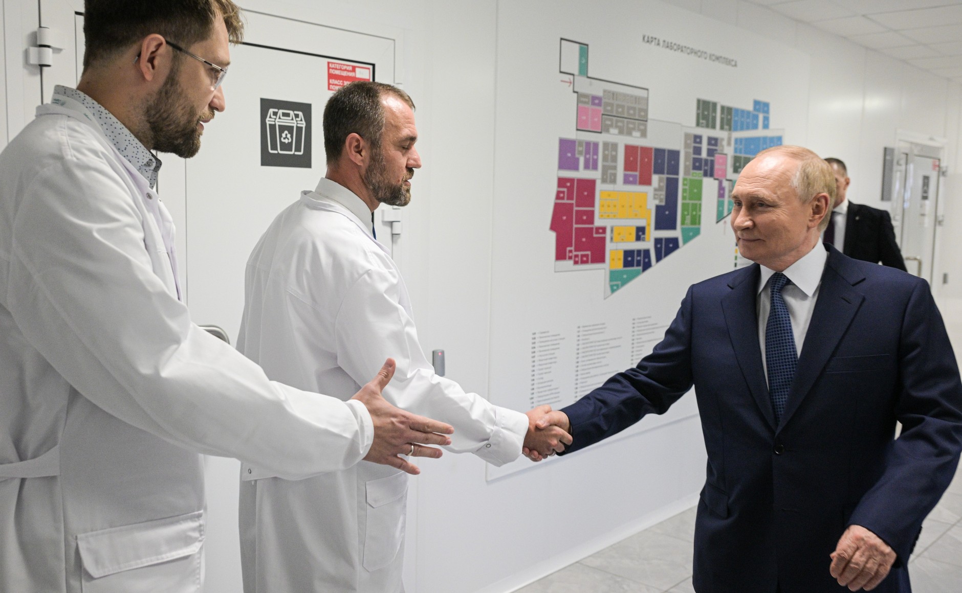 Путин посетил лабораторный комплекс “Сириус”
