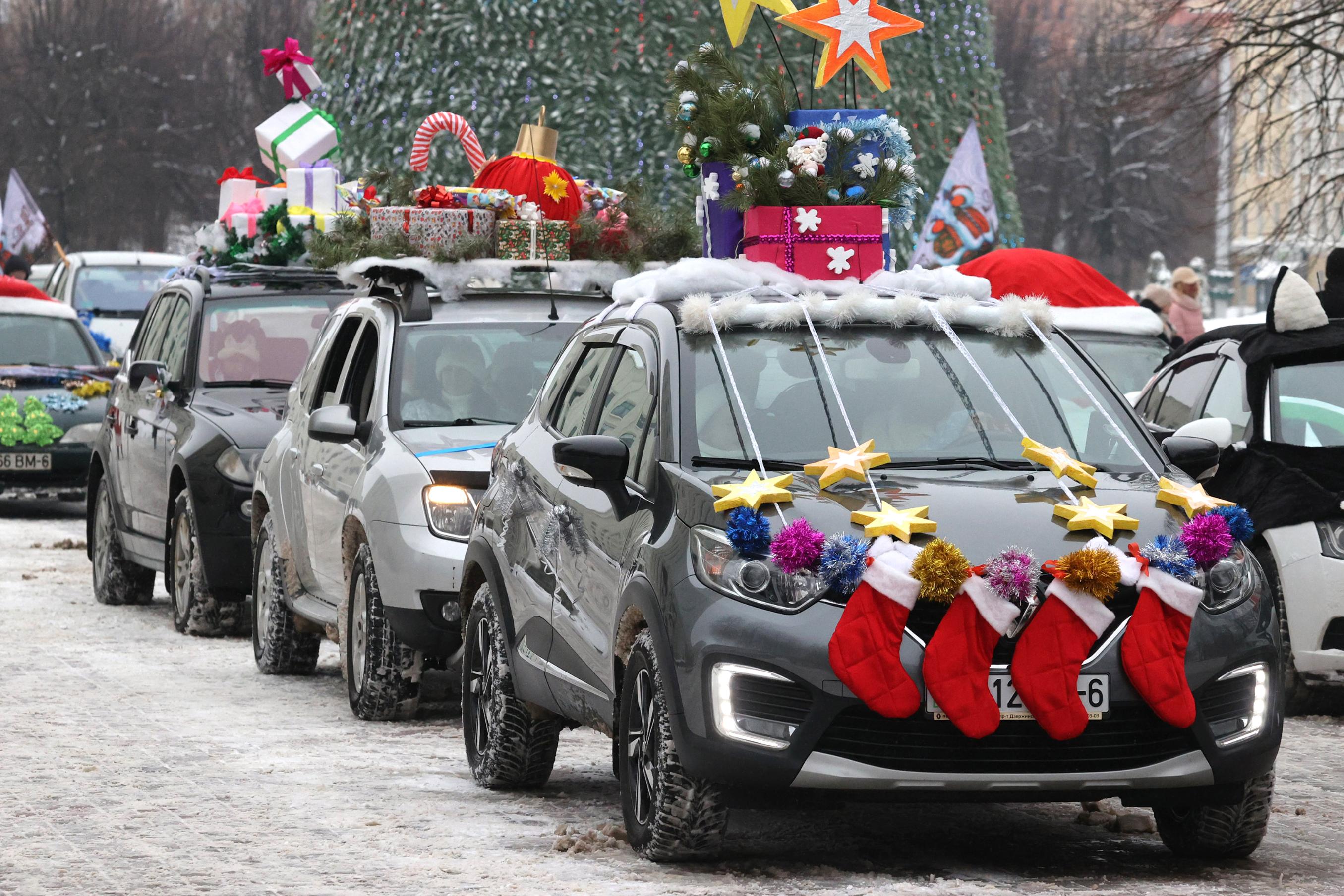 Новогодний автопарад проехал по улицам Могилева