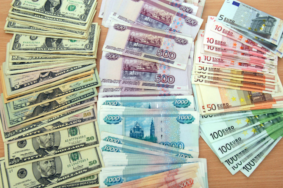 Доллар евро рубль. Деньги рубли доллары евро. Евро в рубли. Богатство рубли и доллары.